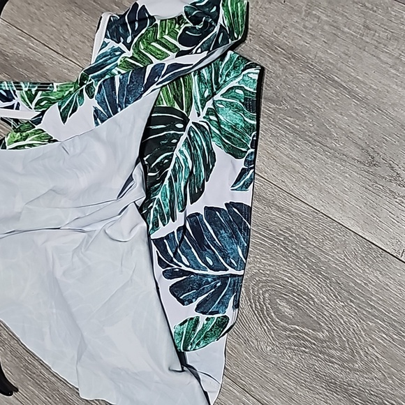 Nwt super cute bathing suit top - Picture 2 of 4